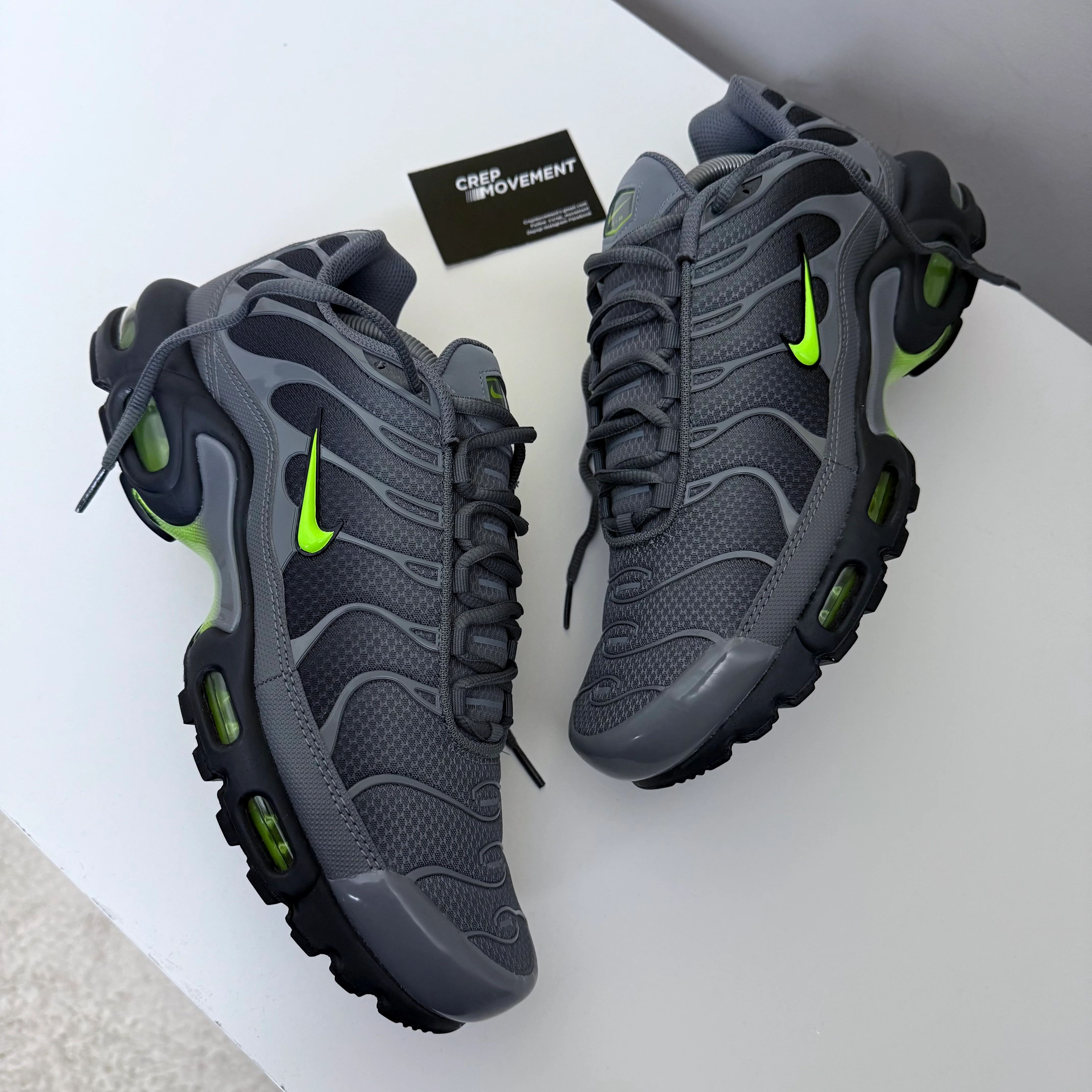 NIKE AIR MAX PLUS TN - SMOKE GREY / VOLT - Image 2